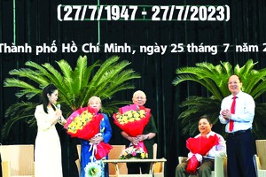 阮胡海同志向各位典范赠送鲜花。（图：CAO）