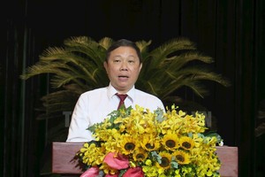 市人委会副主席杨英德在会议上汇报第23号《决议》15周年落实结果。（图：市党部新闻网）