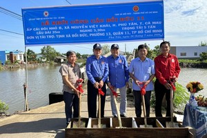 培德精舍代表团与地方代表出席新桥的动土仪式。