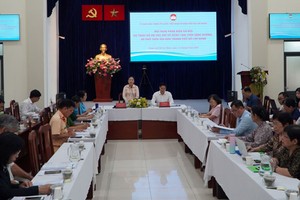 社会争辩是每名公民的责任。图：市祖国阵线委员会开会对街道、人行道暂时使用收费提案进行社会争辩。