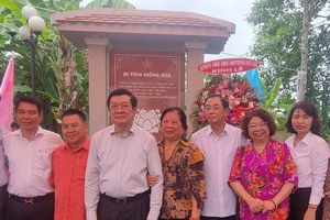 华企赠送礼物给革命有功者