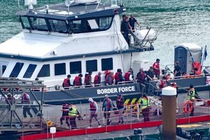 7月21日，移民从英吉利海峡获救后，被边防部队的船只送往肯特郡多佛。（图：PA）