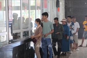 人们在驮隆国际口岸办理入境手续。（图：越通社）