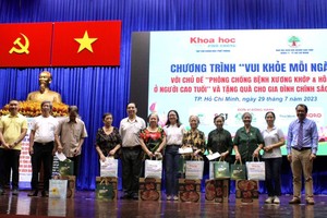 组委会和赞助单位代表向对革命有功的高龄者赠送“知恩”礼物。