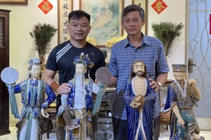 陶瓷艺人冯健烽（右）与华人文物收藏家麒麟（本文作者）在其作品前合影