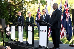 澳洲国防部长马勒斯（左起）、外交部长黄英贤，以及美国国务卿布林肯、国防部长奥斯汀29日在布里斯本举行美澳二加二部长级会谈后，共同召开记者会。 （图：EPA）