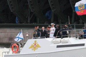 当地时间7月30日，俄罗斯总统普京出席2023年俄罗斯海军节阅兵活动。（图：俄新社）