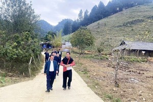 民族委员会主任侯阿令部长与工作团前往山罗省云湖县探望少数民族同胞的一些经济发展模式。