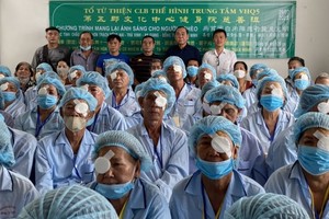 健身院慈善组众人与完成眼科手术人士合照。