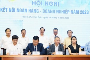 市人委会主席潘文迈出席守德市人委会举办的银行与企业对接会议。