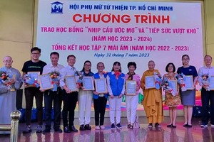 组委会向各华人单位颁赠感谢状。