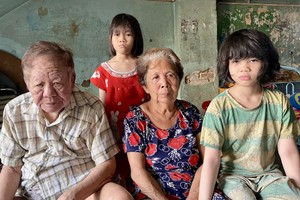 梅云（左二）和梅根与两外孙女。