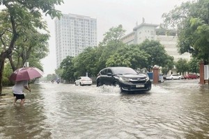 由于缺乏同步排水系统，荣市逢大雨多条街道往往遭受严重水淹。（图：国强）