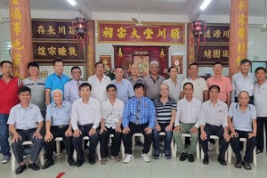 颍川堂陈姚胡虞田大宗祠理事会在秋祭仪式上合照。