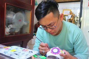 陈青景在空闲时间制作小狮头，每月多赚数百万元。