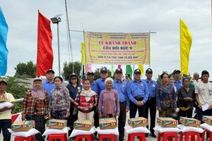 培德精舍代表团与地方政府摄于培德9号桥通车仪式。