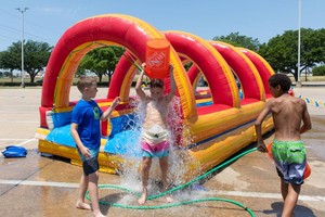 2023年6月27日，在美国得克萨斯州达拉斯市郊，儿童在玩水。得克萨斯州迎来多日高温天气，达拉斯气温达到华氏115度（约合46摄氏度）。（图：新华社）