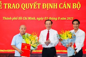 市委两位干部按制度退休