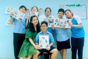 第十一郡“五‧一五”特殊学校的黎黄玉欣教师与学生们合影。