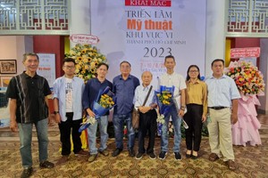 华人画家参观画展。