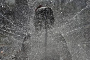 阿根廷首都大都市区及其周边地区遭遇强烈热浪，小孩子在布宜诺斯艾利斯儿童公园玩水游戏消暑。 （图：AFP）