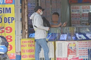 某手机商店在销售电话 SIM卡。（图：互联网）