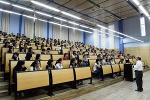大学生在讲堂上听课学习。（示意图：互联网）