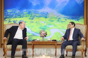 政府总理范明政（右）接见HSBC集团董事长杜嘉祺。（图：越通社）