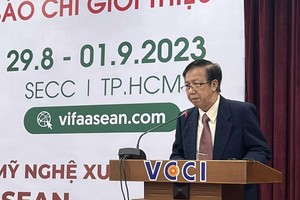 华人企业家邓国鸿先生。