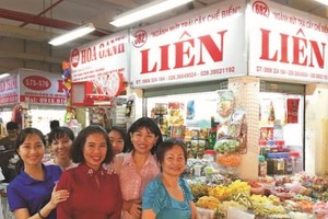 市妇联会领导前往探访平西市场华人商贩应氏莲。