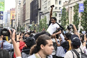 当地时间2023年8月4日，美国纽约联合广场，游戏主播凯·塞纳特发起一项“赠品”活动，民众聚集在一起，引发了骚乱。（图：互联网）