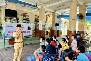 志愿青年参加建设交通文化