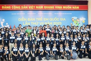 各部门代表同与会儿童合影留念。（图：秀江）