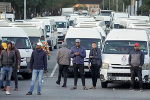 2023年8月1日，开普敦中央商务区的出租车司机在几辆小巴被扣押后与执法人员发生冲突。（图：ER Lombard）