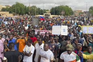 尼日尔首都尼亚美有民众上街支持发动政变的军方。（图：AP）