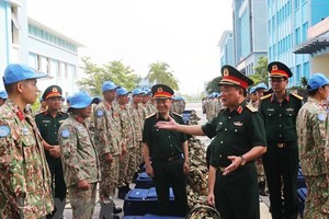 越南国防部副部长黄春战上将与二号工兵队官兵交谈。（图：越通社）