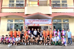 光正、保平篮球队与台南亚洲职校篮球队合照。