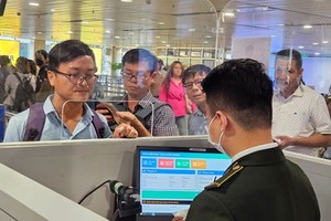 乘客在新山一机场办理安检手续。