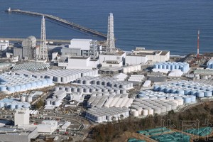 图为东京电力公司福岛第一核电站厂区内排列的处理水储罐。（图：共同社）