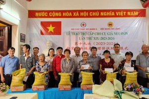 福建温陵会馆向无依长者送暖