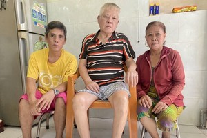 曾兰（右）与丈夫和儿子。