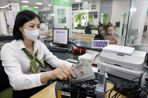 客户在越南外贸商业股份银行（Vietcombank）永福分行进行交易。