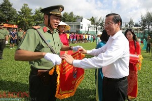 市人委会主席潘文迈向参赛各队颁赠锦旗。（图：勇芳）