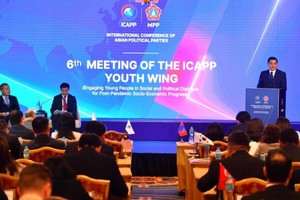 蒙古国政府办公厅主任、蒙古人民党秘书长德·阿玛尔巴亚萨格楞致开幕辞。（图：蒙通社）