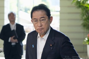 7月25日上午，日本首相岸田文雄在官邸就朝鲜发射弹道导弹一事神情严肃地接受采访。（图：共同社）