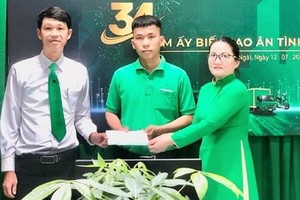 阿严（中）见财不昧的义举获得梅铃计程车公司领导的奖励。（图：M.L）