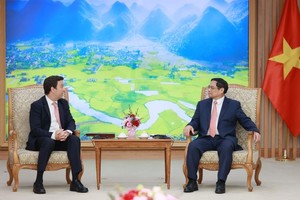 政府总理范明政（右）与福特董事长交谈。（图：VGP）