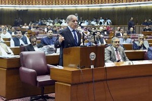 8月9日，巴基斯坦即将卸任的总理夏巴兹‧谢里夫在伊斯兰堡向议会发表讲话，随后议会和内阁解散。（图：AP）