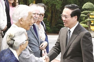 国家主席武文赏与国际及越南科学家交谈。（图：越通社）