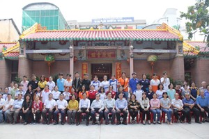 市、郡领导与海南会馆理事会和优秀生合照留念。